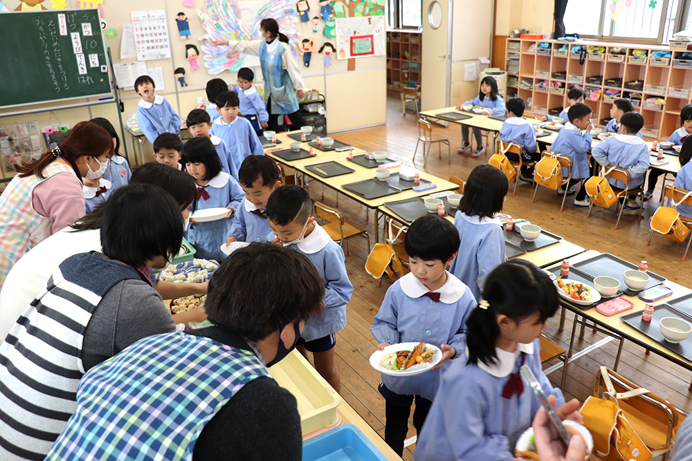 給食_子供たちへの配給の様子